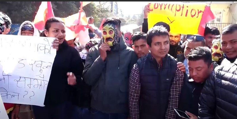 प्रधानमन्त्रीको राजीनामा माग गर्दै नेविसंघको प्रदर्शन