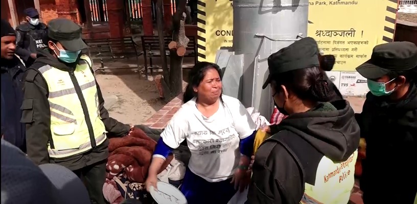 शान्तिवाटिकामा धर्नामा बसेकालाई नगर प्रहरीले हटायो