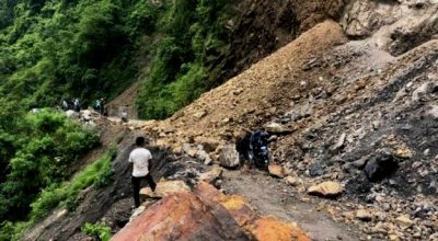 पहिरोले बेँसीसहर–चामे सडक अवरुद्ध , पहिरो पन्छाउने प्रयास जारी