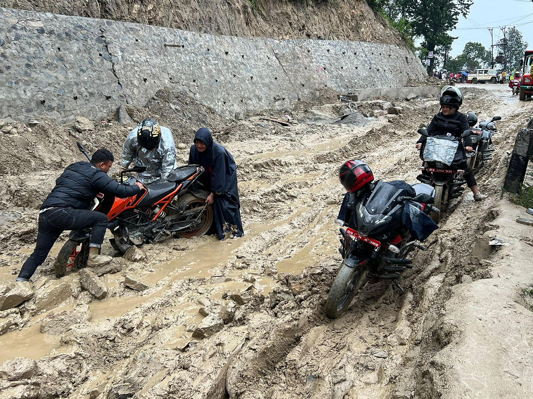 पहिरोले अरनिको राजमार्ग बन्द