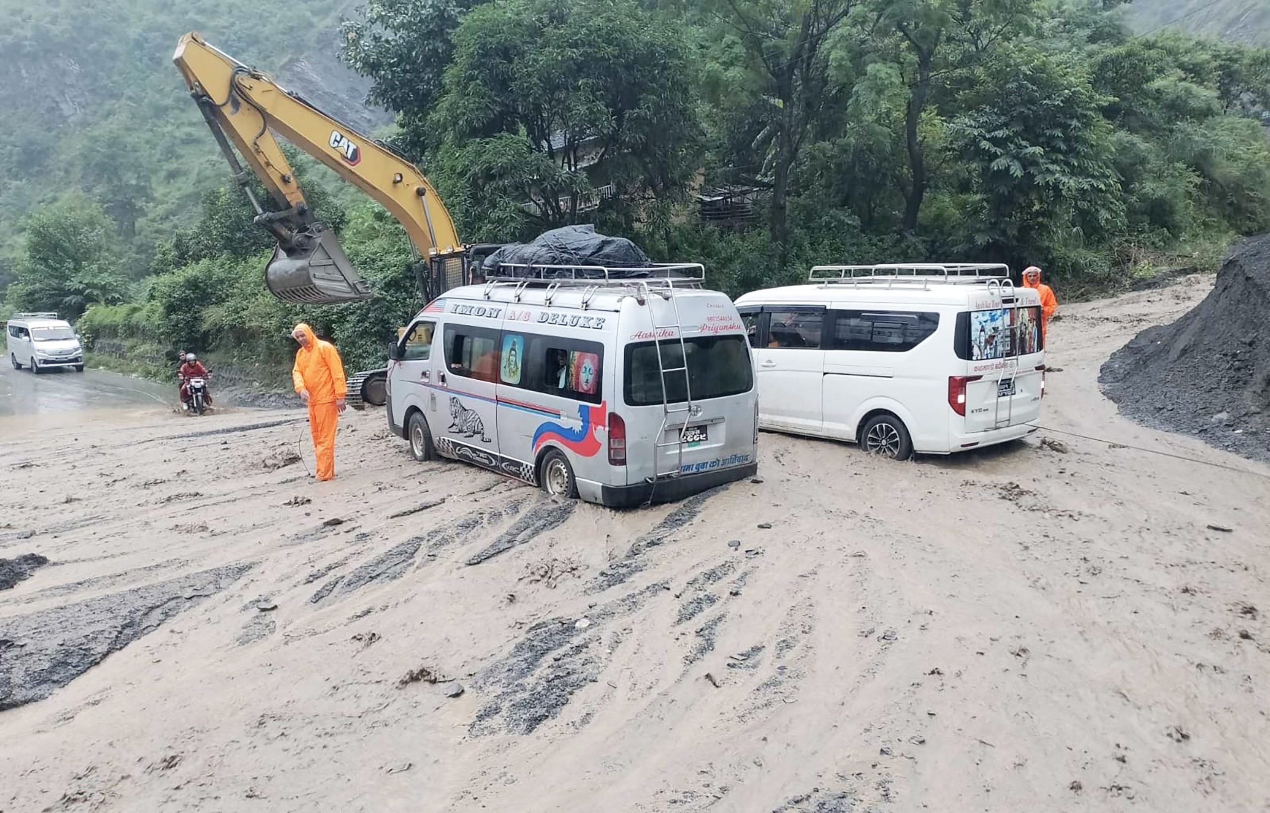 बिपी राजमार्गमा राति १० घण्टा यातायात सञ्चालनमा रोक