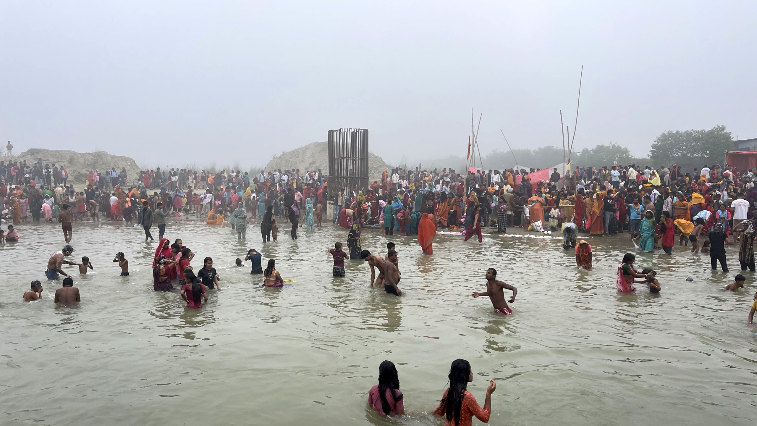 कमला नदीमा लागेको भूतमेला(फोटोफिचर)