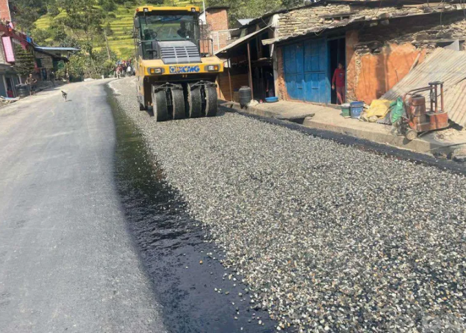 मध्यपहाडी लोकमार्गको बागलुङ खण्ड धमाधम कालोपत्र हुँदै
