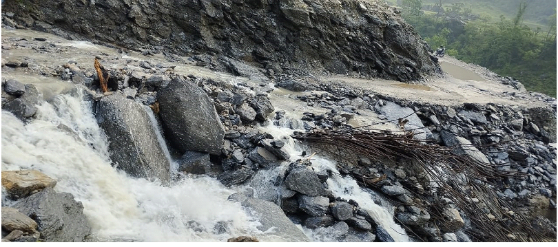 पहिरोले अवरुद्ध उत्तर दक्षिण कोशी राजमार्ग १० घण्टापछि सञ्चालन