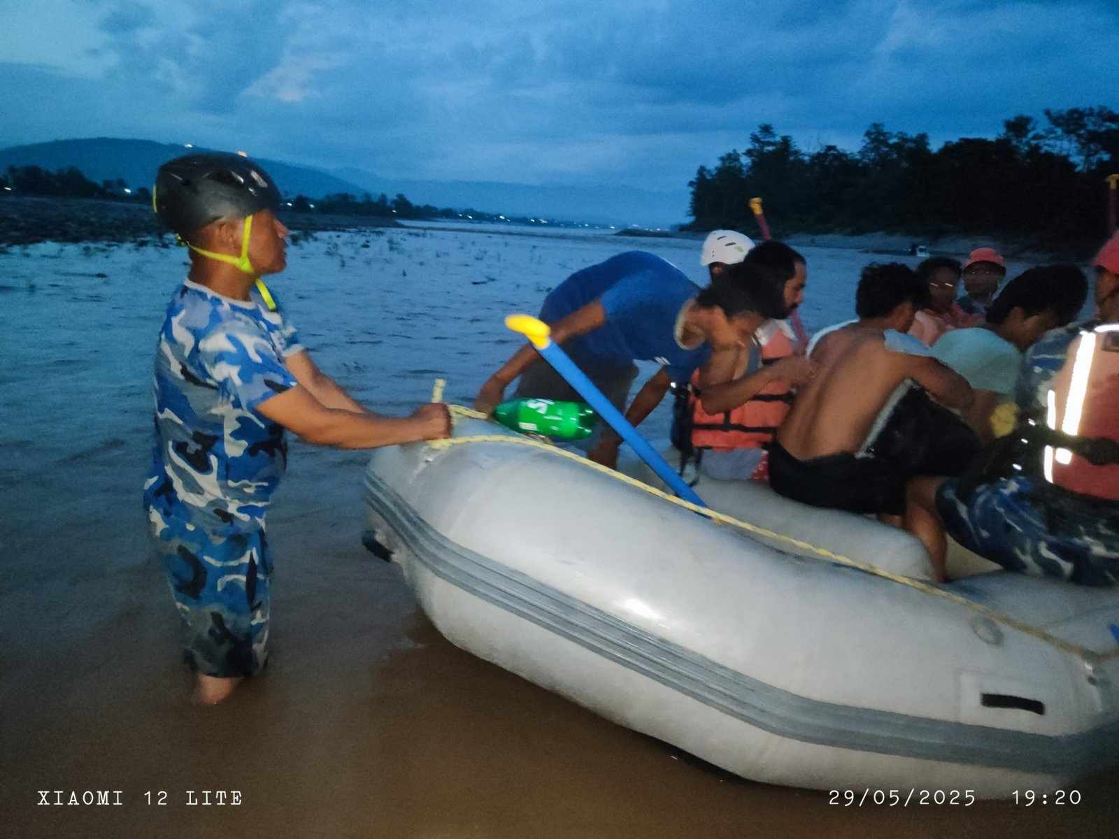 सशस्त्र प्रहरीद्वारा नारायणी नदीमा फसेका २२ जनाको सकुशल उद्वार