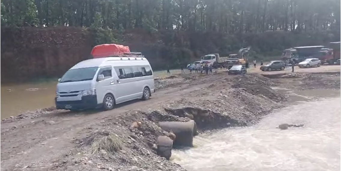 अवरुद्ध पूर्व-पश्चिम राजमार्गमा यातायात संचालन