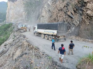 पहिरो पन्छाएपछि मुग्लिन-नारायणगढ सडक संचालन