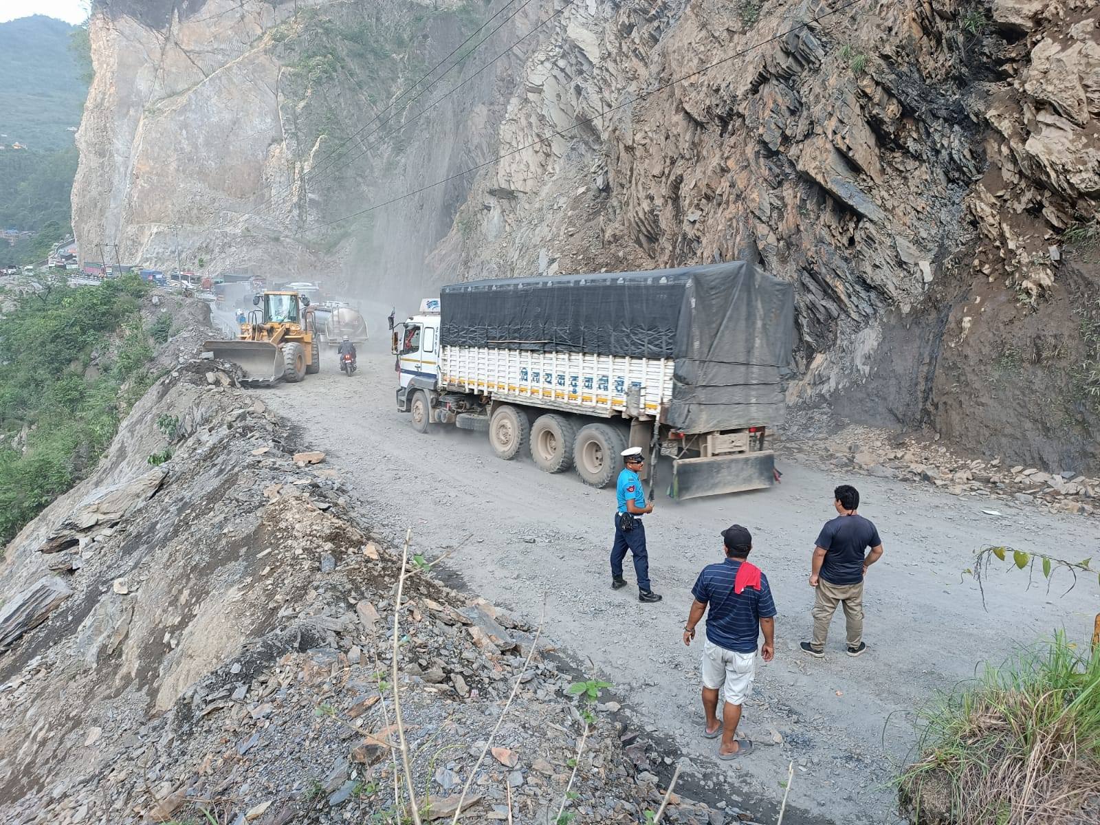 पहिरो पन्छाएपछि मुग्लिन-नारायणगढ सडक संचालन