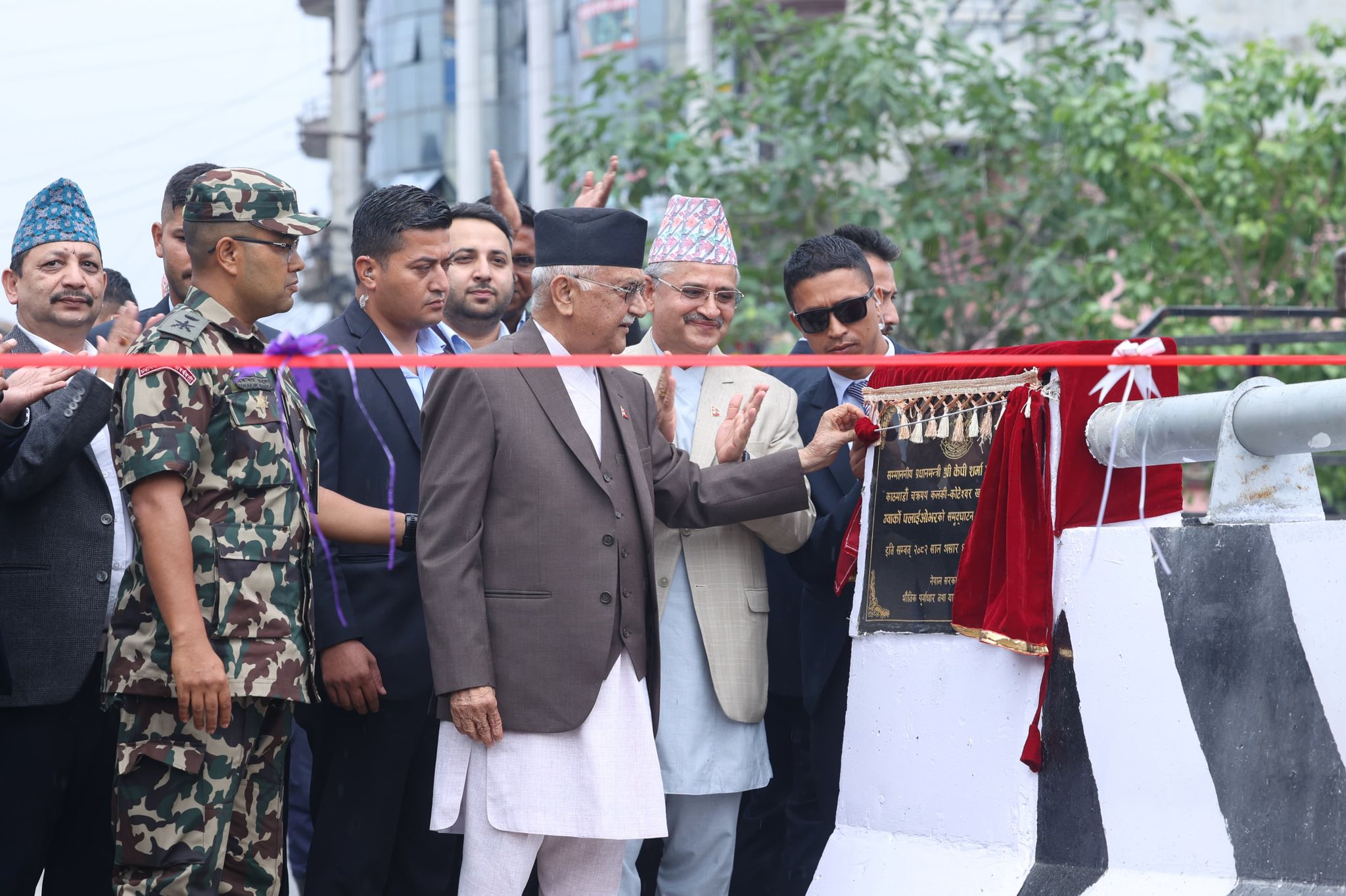 प्रधानमन्त्रीको उपस्थितिमा काठमाडौं उपत्यका ट्राफिक प्रहरी कार्यालयका प्रमुखद्वारा ग्वार्को फ्लाइओभर उद्घाटन