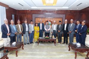 भूमि आयोगका पदाधिकारीद्वारा प्रधानमन्त्रीलाई ‘ब्रिफिङ’
