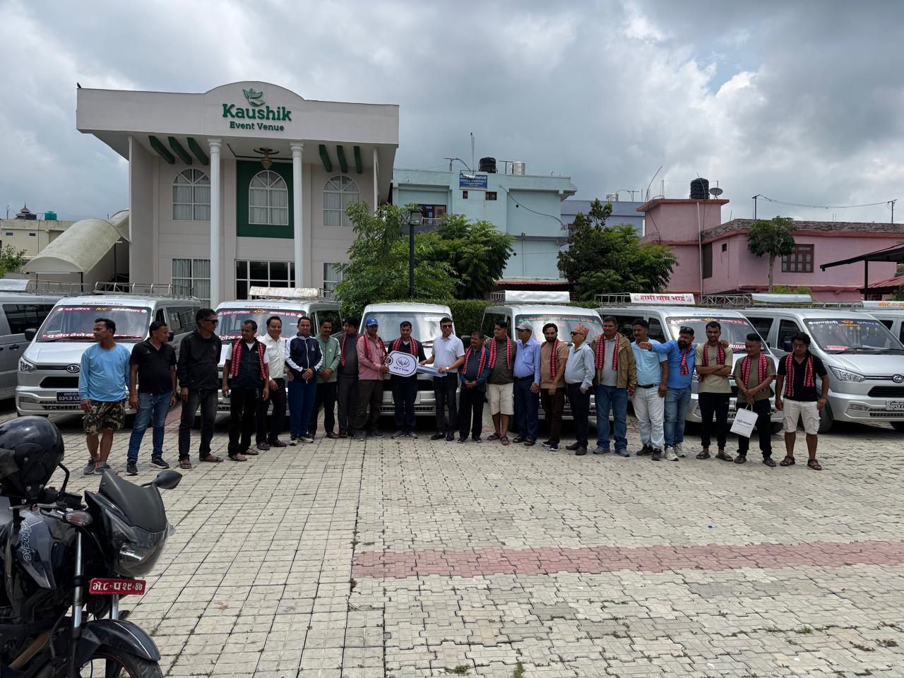 सुर्खेतमा शशीला मोटर्सले गर्‍यो १९ वटा ‘किटोन’ माइक्रो भ्यान हस्तान्तरण