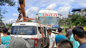 चितवनमा बस र इभी गाडी ठोक्किँदा ७ जनाको मृत्यु, १८ घाइते
