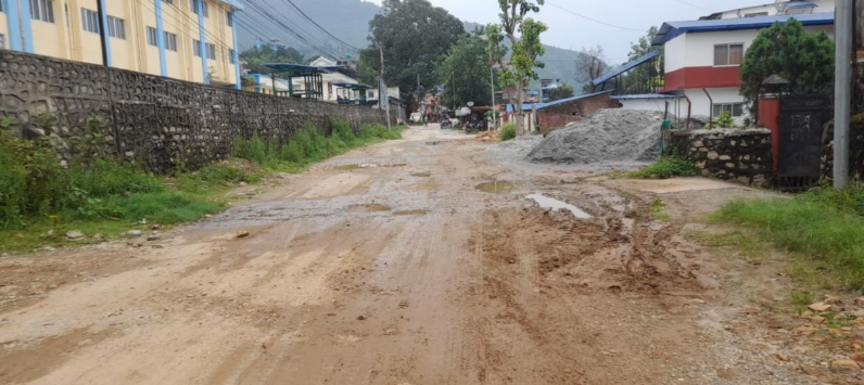 कुश्मा बजारभित्रकै एक सडक विगत १० वर्षदेखि जीर्ण