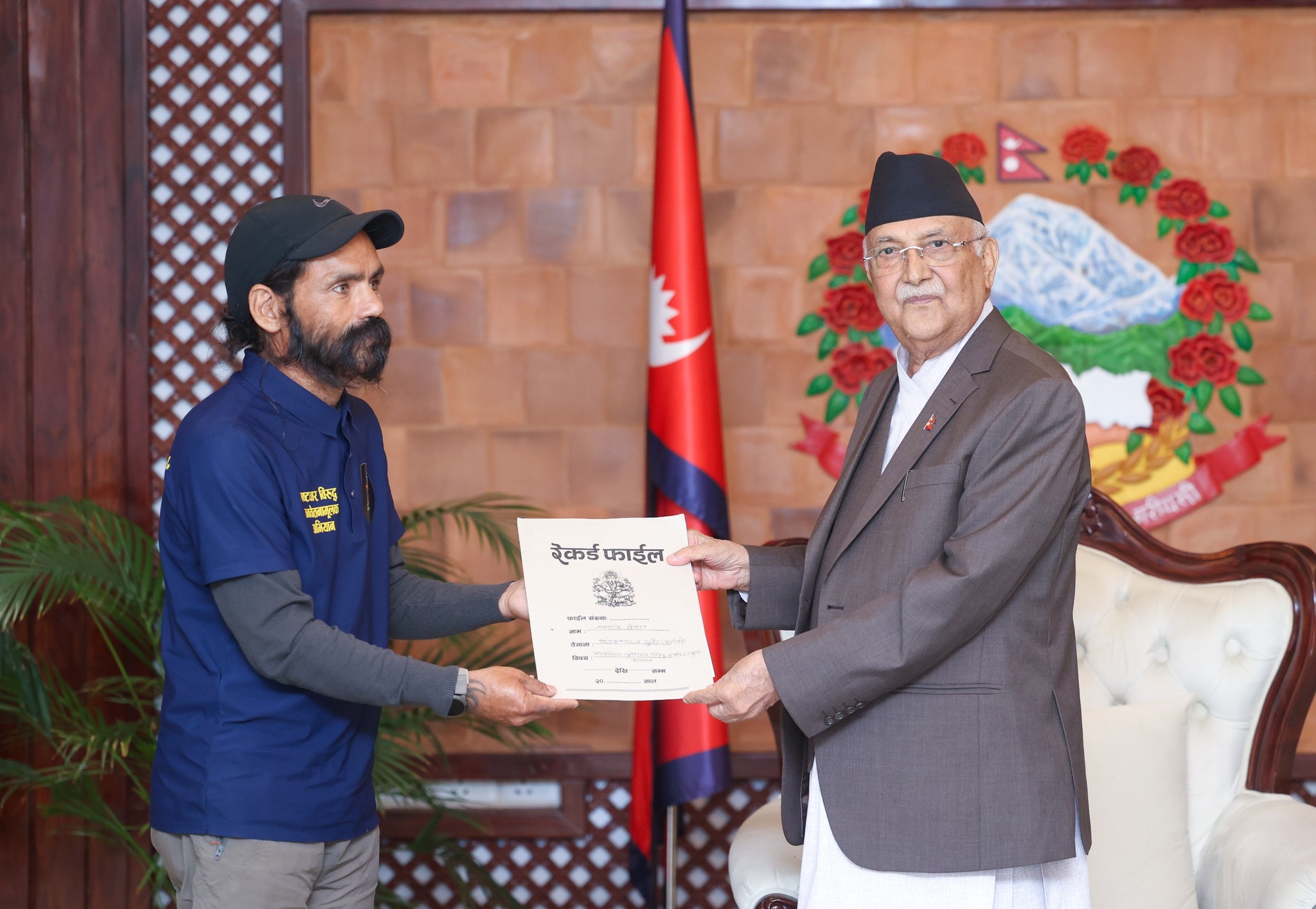 सुर्खेतबाट खाली खुट्टा हिँडेर काठमाडौँ आएका  अभियानकर्मी नवराज बोहराले भेटे प्रधानमन्त्री