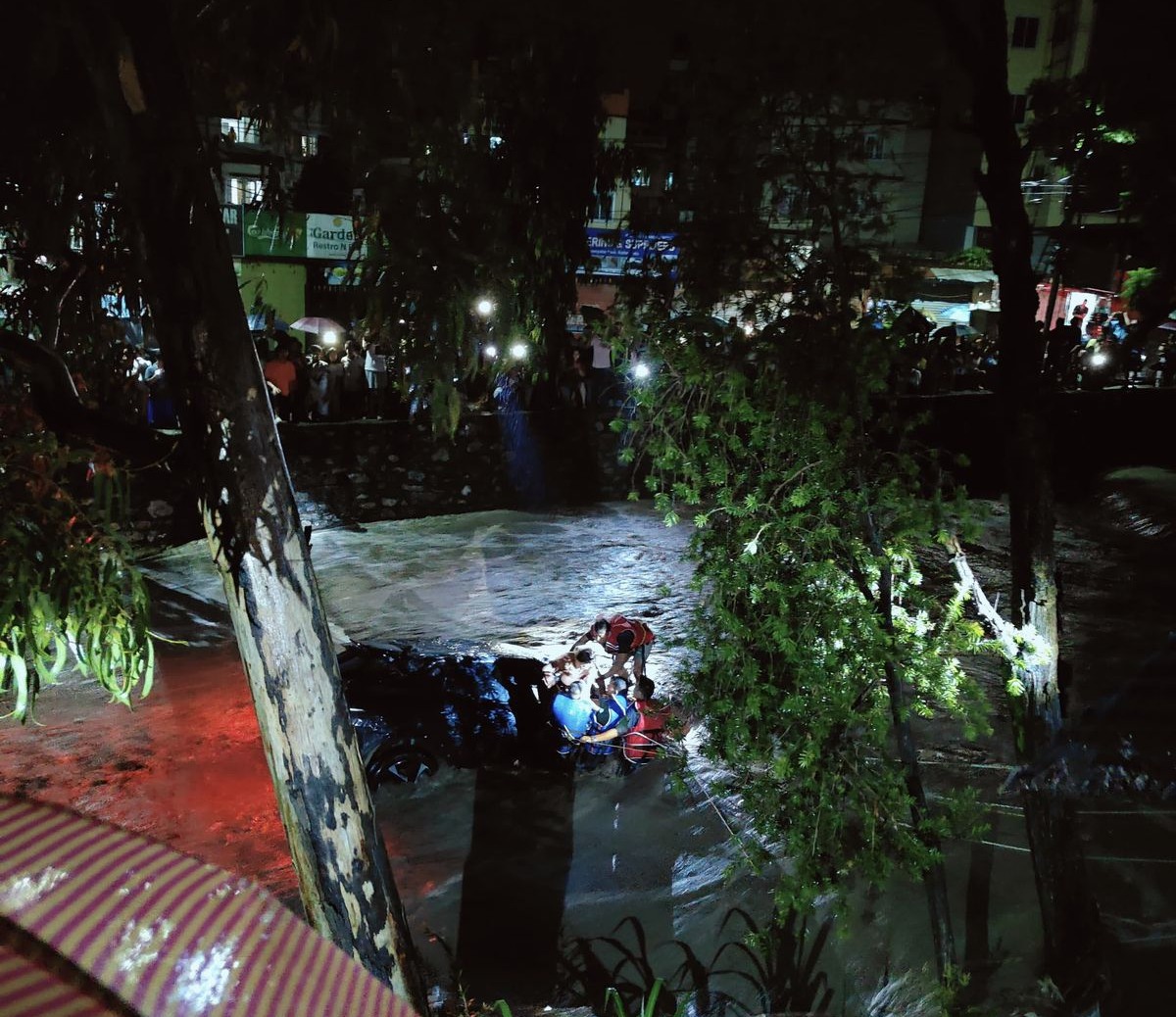 विष्णुमती खोलाको बाढीले बगाएको कार, कारभित्रकी महिलाको उद्धार