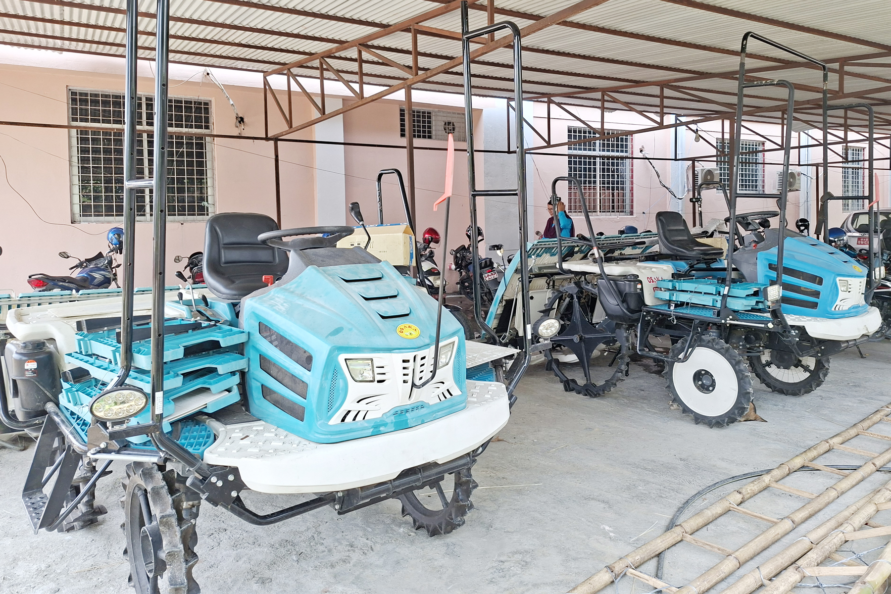झापाका किसानलाई धानरोप्ने उपकरण ‘राइस ट्रान्सप्लान्टर’ प्रदान