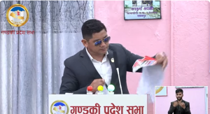 गण्डकी प्रदेश सभामा माओवादी सांसदले च्याते बजेट पुस्तिका