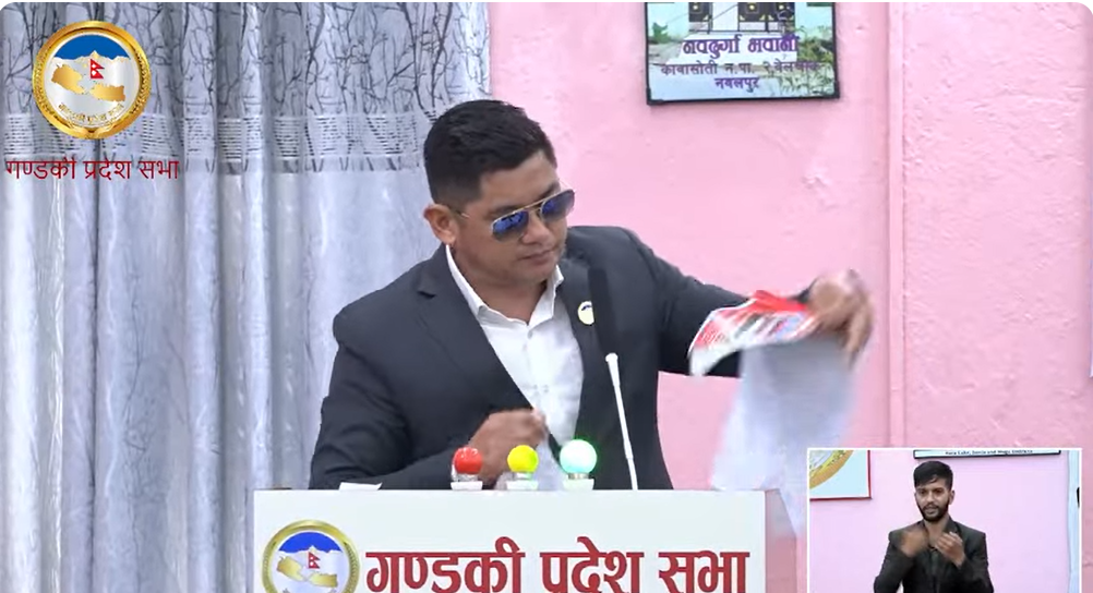 गण्डकी प्रदेश सभामा माओवादी सांसदले च्याते बजेट पुस्तिका