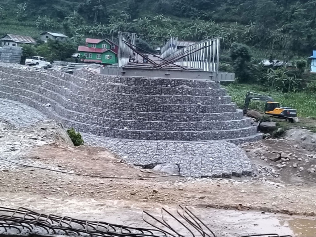 हेवा खोलामा निर्माणाधीन बेलिब्रिज भाँचिदा छ कामदार घाइते, चारको अवस्था गम्भीर