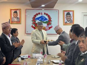 मुख्यमन्त्रीलाई बुझाइयो प्रशासनिक संरचना पुनरावलोकन समितिको प्रतिवेदन