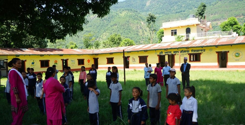 रित्ता कक्षाकोठा रुँगेर बस्दै गाउँका शिक्षकहरू