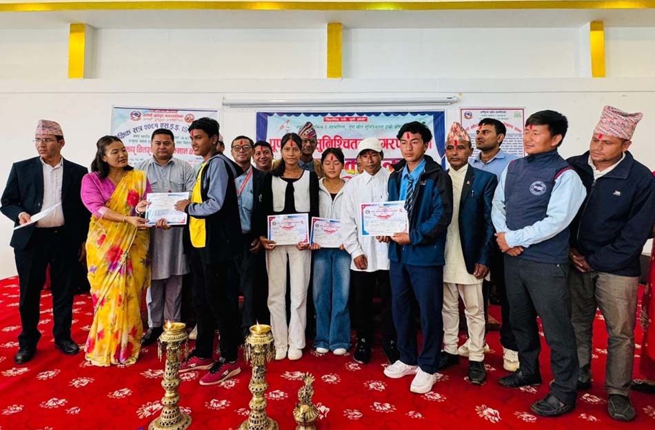 हलेसी तुवाचुङमा उत्कृष्ट हुने विद्यार्थी तथा विद्यालयलाई नगद पुरस्कार प्रदान