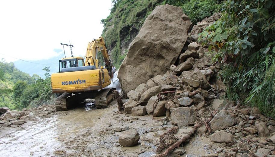कर्णाली राजमार्ग अवरुद्ध हुन नदिन ठाउँठाउँ डोजर तैनाथ