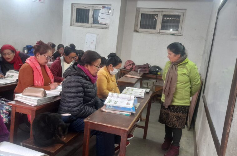 शिक्षित हुने सपना पछ्याउँदै विद्यालयमा पाका महिला