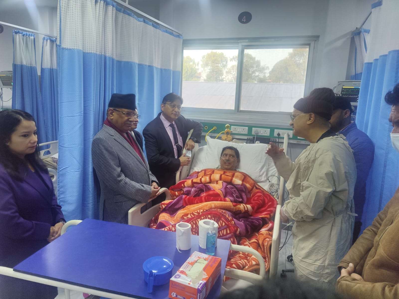 गृहमन्त्री श्रेष्ठको स्वास्थ्य अवस्था बुझ्न अस्पताल पुगे प्रधानमन्त्री