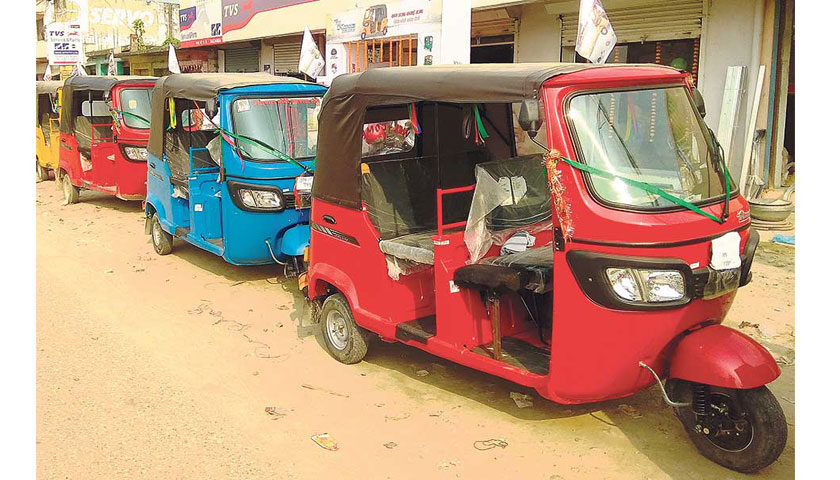 मापदण्डविपरीत कच्ची सडकमै गुड्छन् अटोरिक्सा