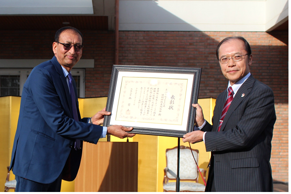 जापानी राजदूतद्वारा अध्यक्ष डा भुसाललाई सम्मानपत्र हस्तान्तरण