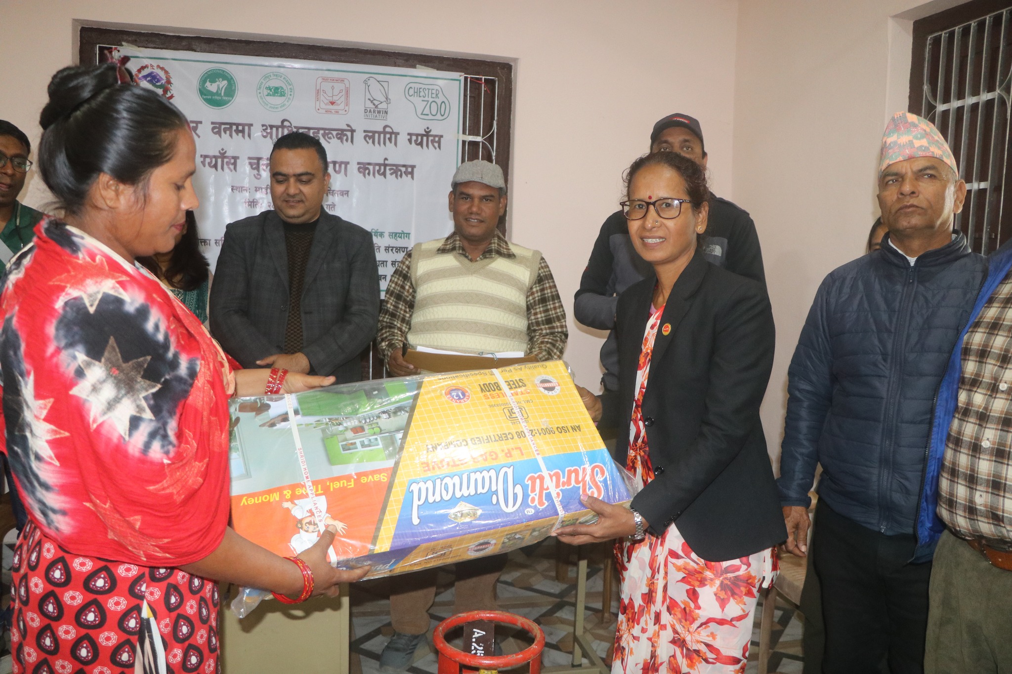 प्रमुख ताराकुमारी महतोद्धारा वनमा आश्रित पचास विपन्न परिवारलाई ग्यास चुलो वितरण