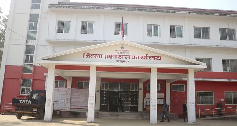 राजा महेन्द्रको सालिक राख्ने विषयमा विवाद भएपछि स्थानीय प्रशासनद्वारा महेन्द्रनगरमा निषेधाज्ञा जारी