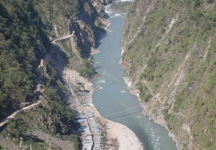 स्काभेटरसहित कणाली नदीमा फसेका तीन जनाको उद्धार
