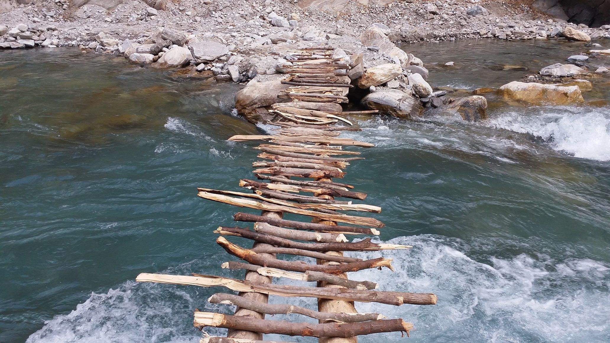 कञ्चनपुरको लालझाडी गाउँका बासिन्दालाई नदी तर्न काठे पुलकै भर, शुल्क तिर्नुपर्ने बाध्यता