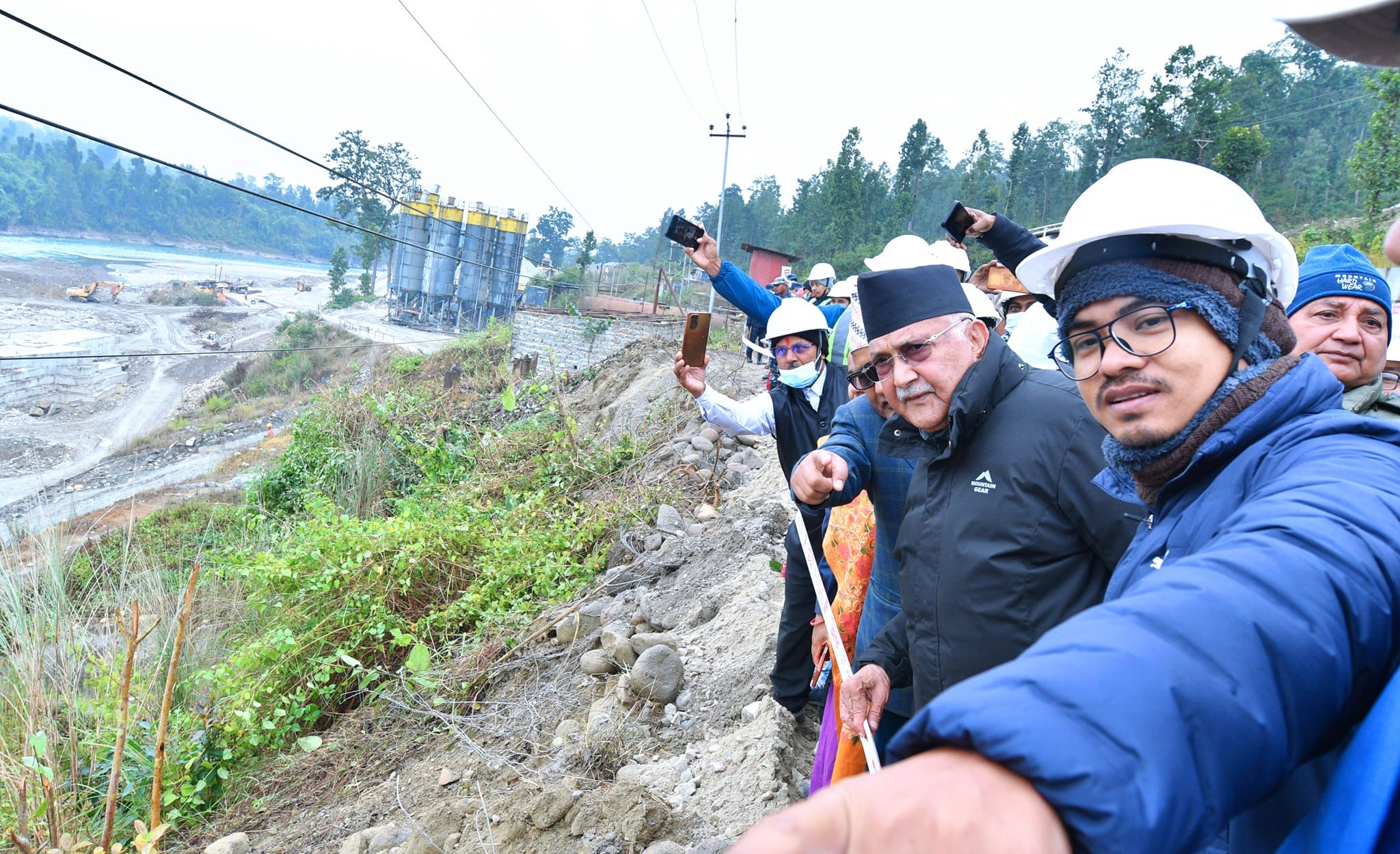 अध्यक्ष ओलीले गरे भेरी–बबई आयोजना निरीक्षण, काममा ढिलाईप्रति असन्तुष्टी