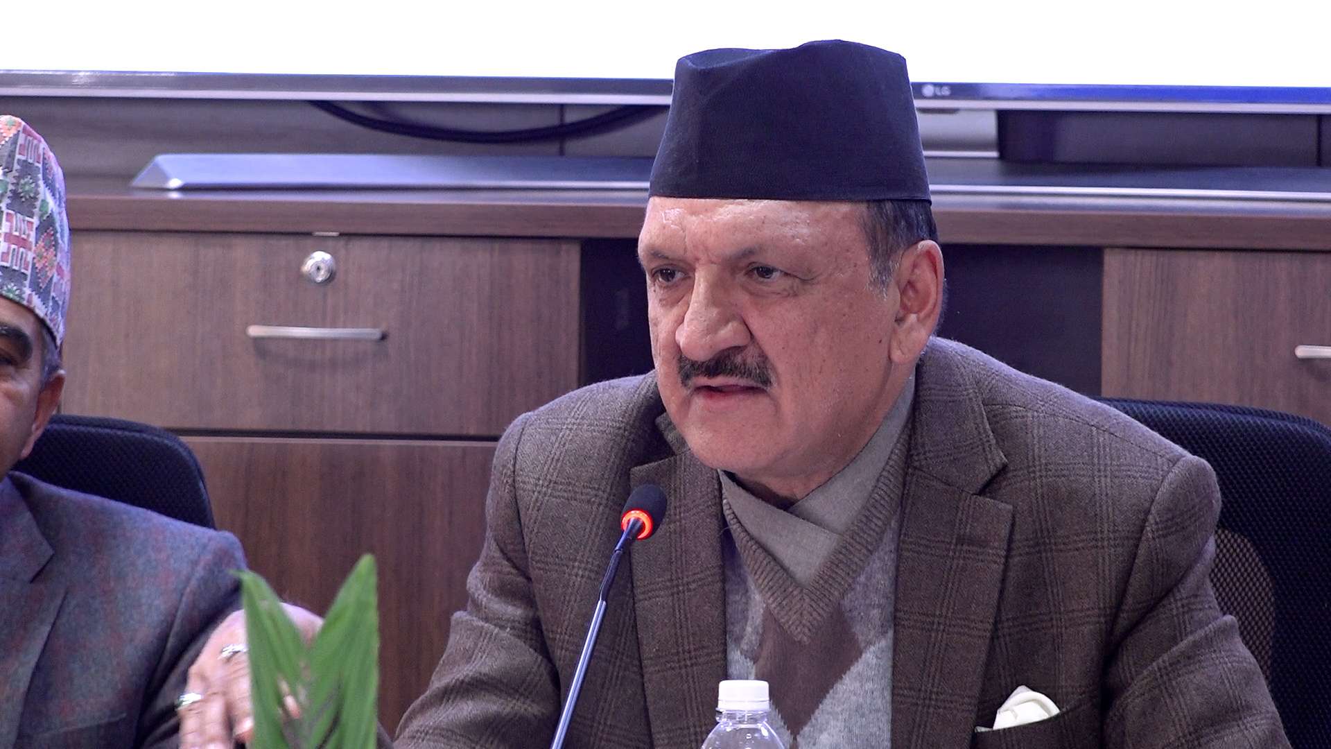 सरकार लगानीको वातावरण बनाउन  प्रतिबद्ध छः अर्थमन्त्री महत