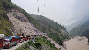 नारायणगढ–मुग्लिन सडकखण्डमा ढुङ्गा खसेर लाग्दा बसमा सवार यात्रुको मृत्यु