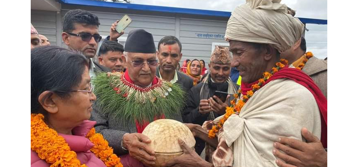 अध्यक्ष ओलीलाई राउटे मुखिया शाहीद्वारा कोसी उपहार