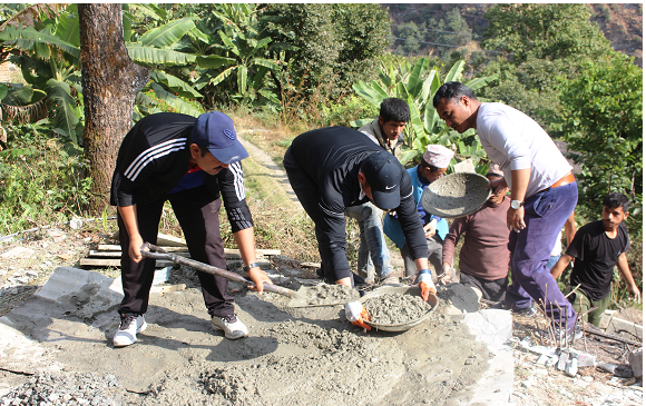 पदमार्ग बनाउने श्रम शिविरमा पुगेर मन्त्री र नेताको हौसला
