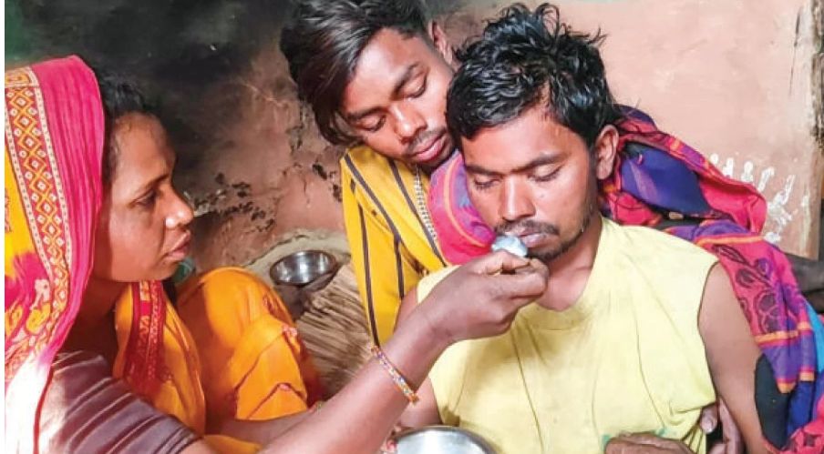 अस्पतालले मृत घोषणा गरी घाट लैजान लागेका एक व्यक्ति जीवितै