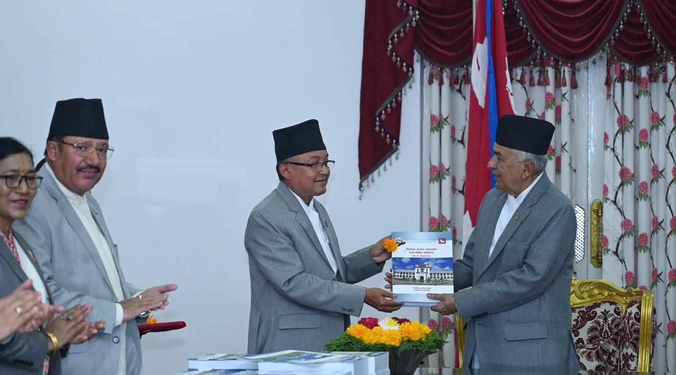 निर्वाचन आयोगको वार्षिक प्रतिवेदन राष्ट्रपतिसमक्ष पेश