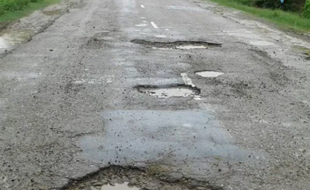 पूर्व–पश्चिम राजमार्गमा परेका खाल्डाखुल्डी पुर्न सुरु,तीन महिनाभित्र काम सक्नेगरी एक करोडमा ठेक्का आह्वान