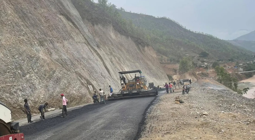भोजपुरको तिवारीभञ्ज्याङ–अधेँरीघाट सडक कालोपत्र र प्रशासनिक भवनको शिलान्यास