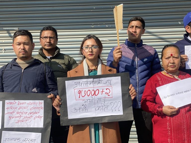 तपाईंहरू पनि अरू जस्तै बन्नपर्छ र ?