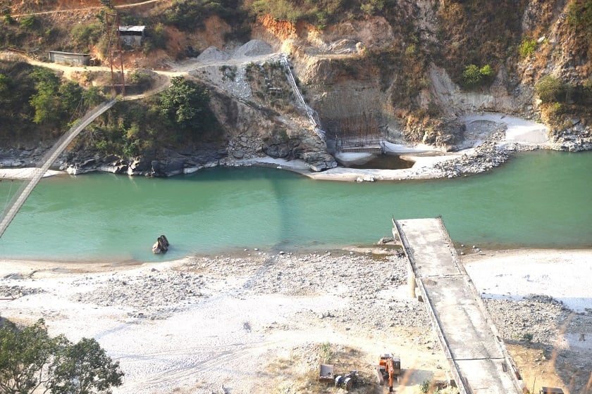 तमोर नदीमा निर्माण थालिएको पक्की पुल १२ वर्षदेखि अधुरै