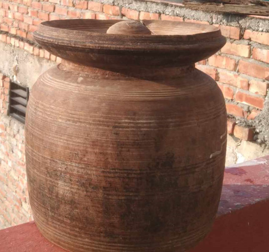 हराउँदै काठका ठेकी