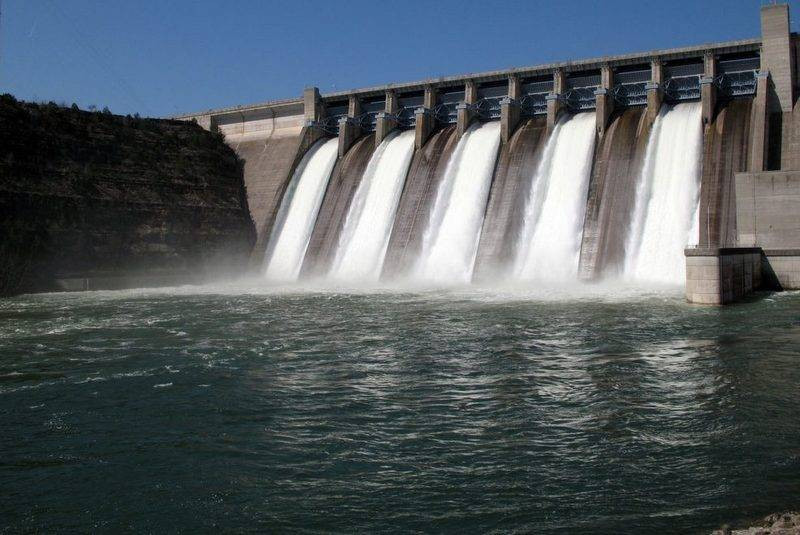 फुकोट कर्णाली अर्ध जलाशययुक्त जलविद्युत् आयोजनाले मुआब्जा वितरण गर्दै