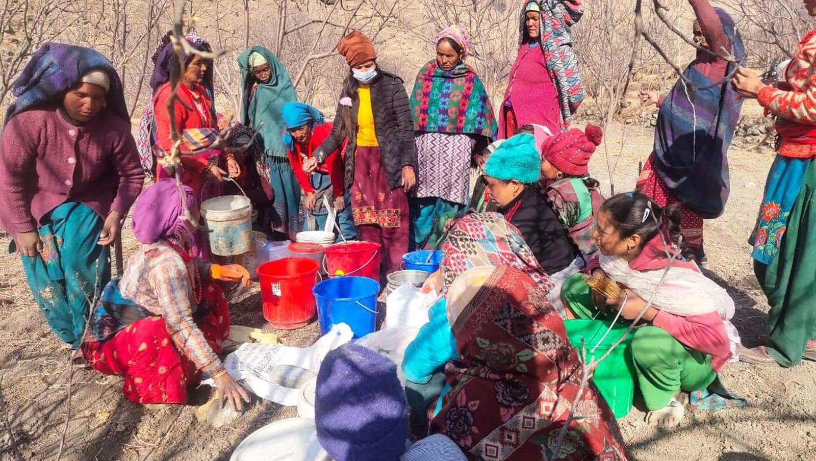 किसानका बगैँचामा पुगेर स्याउ व्यवस्थापनबारे जानकारी दिँदै कृषि प्रविधिक