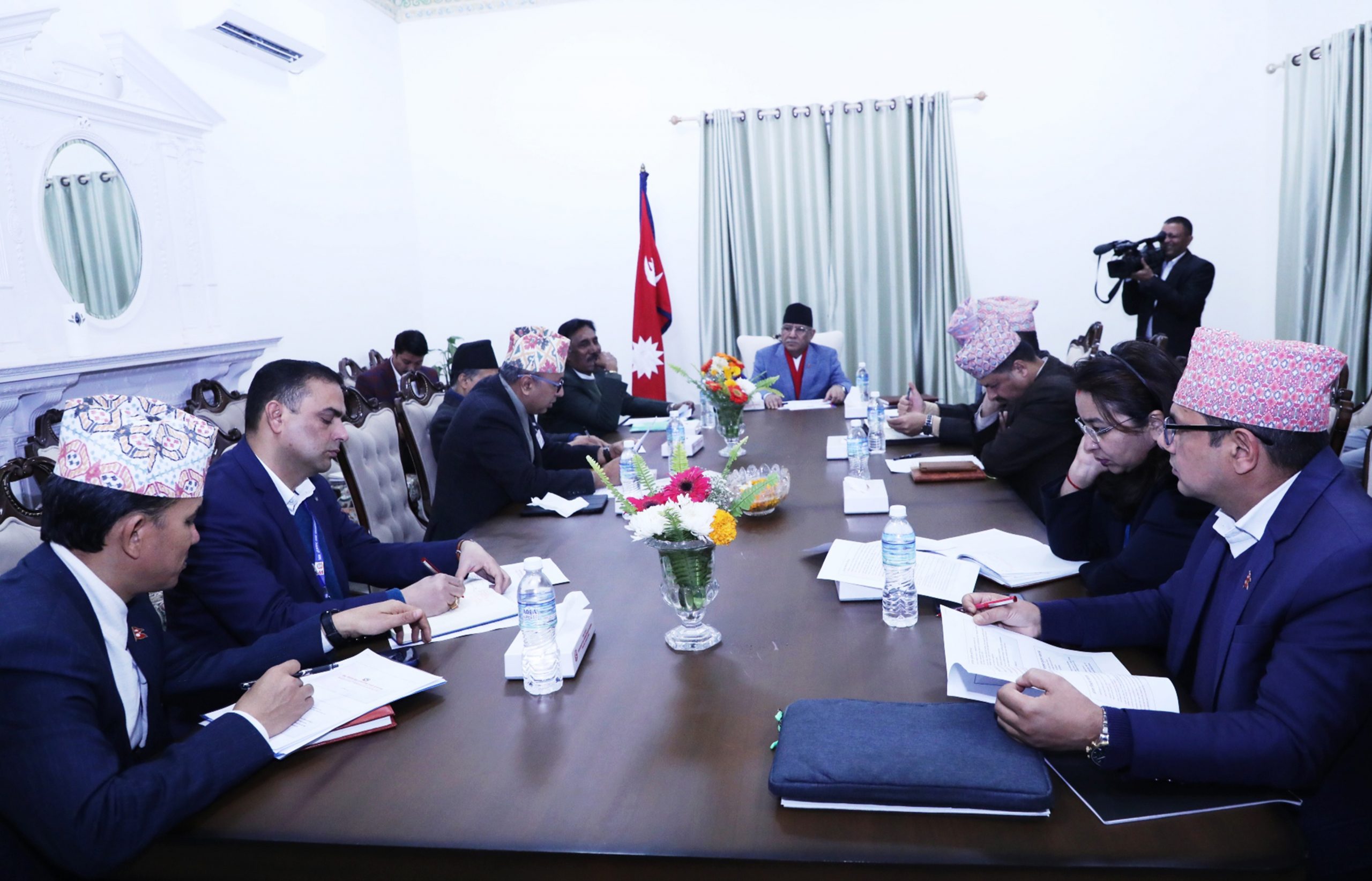 श्रम मन्त्रालयले वृद्धि गरेको शुल्क श्रमिकहरूबाट नलिन प्रधानमन्त्रीको निर्देशन